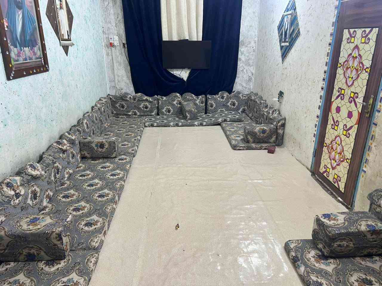 السلام عليكم عندي كعده عربيه نضيفه ب 150وبيهه مجال العنوان البصره  للاستفسار واتساب رقم ***********
