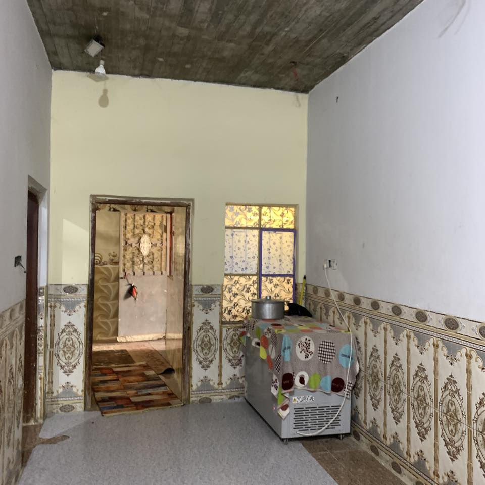 من رخصة الادمن مع التحية 
ومن رخصة جيرانه الافاضل 
السلام عليكم جميعا 
بيت سكن بيع  للحاجه ..
بيت طابقين 
 الطابق الأول 
2غرفة -مطبخ صالة-حمام -مرافق -كراج 
بناء بلوك سقف كونكريت  سنة 2019
مطبخ كامل مع اثاثة
 الطابق الثاني ؛
3غرف -حمام -مرافق 
بناء بلوك +ثرمستون  
سقف عكادة سنة 2020
مع سبّلت عدد 2فقط
المساحة 200م2
زراعي 
السعر (65 مليون)قابل للتفاوض 
تدفع مقدم (35 مليون دينار )
والباقي (30مليون دينار) الشهر 500الف 
بضمان ..
بيت كبير  واسع نظيف بس يحتاج شوي ترميمات 
ويرهم بيتين بدرج خارجي 
الماء والكهرباء مدفوعة 
مقطورات اثنين 2طن  
مع ماطور ماء درجة أولى 
العنوان 
البصرة  ..قضاء المدينة
(منطقة السودان )
شارع الامام الحسن المجتبى ع
الاتصال على الرقم 
***********
….
واتساب و اتصال 
وتدلل 
الرجاء..الرجاء بس الشراي صدك يتصل 
ويدلل .
واعتذر للاطاله وسلامتكم
