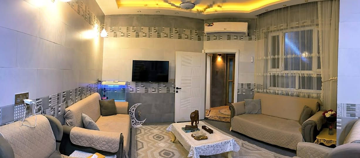 السلام عليكم /السعر 160مع المجال البسيط 
مساحة أرض 350م من ضمنها بيت مساحته 150م في شارع الحافظ بالقرب مشاتل العتبة الحسينية جنس العقار طابو سند 25 تحويل مباشر باسم المشتري يحتوي البيت على 
كيليدور 2&2
 إستقبال 9&٤
هول 4&4 مع موزع كما موضح بالصورة 
مطبخ 4&4
غرف نوم عدد 2 /4&5
صحيات داخلية 3&2
البناء بلوك الأرضية مرمر البيت مع الاثاث سبالت عدد 4 مع تخم قنفات مع كاونتر كوارتز 
التواصل على الرقم 

0772 448 6409
