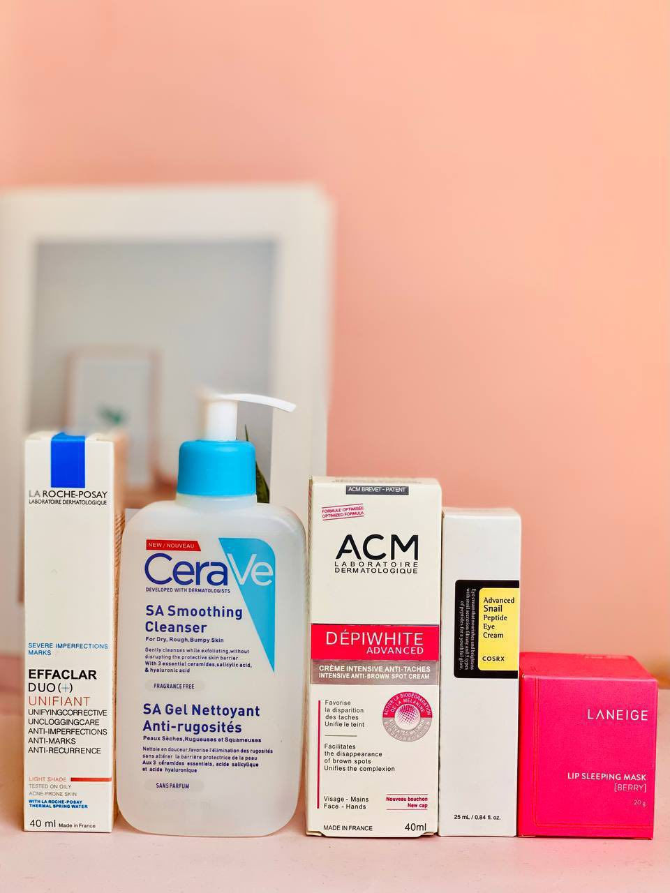 🌙💚 روتين قبل النوم المتكامل للبشرة الدهنية – ماركات عالمية أصلية 💚🌙

إذا بشرتج دهنيّة وتعانين من الحبوب، المسام الواسعة، اللمعان الزايد وآثار الحبوب… جبنالج روتين مدروس يجمع بين أقوى الماركات الكورية 🇰🇷 والفرنسية 🇫🇷 والأمريكية 🇺🇸 حتى يشتغل على تنظيف، علاج، وتوازن البشرة وانتي نايمة ✨

يتكوّن الروتين من:
🧼 1️⃣ غسول CeraVe SA Smoothing Cleanser – ماركة أمريكية 🇺🇸
غسول غني بحمض الساليسيليك ينظف المسام بعمق، يقلل الدهون الزائدة، ويساعد على تخفيف الحبوب والرؤوس السوداء. يحتوي على السيرامايد حتى يحافظ على حاجز البشرة وما يسبب جفاف. مناسب للاستعمال اليومي للبشرة الدهنية والحساسة.

🎯 2️⃣ كريم La Roche-Posay Effaclar Duo (+) – ماركة فرنسية 🇫🇷
علاج فعّال للحبوب وآثارها، يقلل الاحمرار وينظم إفراز الدهون، ويساعد على توحيد لون البشرة. تركيبته خفيفة وسريعة الامتصاص وما تسد المسام، لذلك مثالي للاستعمال الليلي.

🌿 3️⃣ كريم ACM Dépiwhite Advanced – ماركة فرنسية 🇫🇷
مخصص للتصبغات والبقع الداكنة وآثار الحبوب. يساعد على تفتيح البقع تدريجياً ويعطي لون موحّد مع الاستمرار. يُستخدم على مناطق التصبغ فقط مساءً.

👁 4️⃣ كريم عين COSRX Advanced Snail Peptide Eye Cream – ماركة كورية 🇰🇷
يرطب منطقة تحت العين، يخفف الخطوط التعبيرية والهالات، ويعطي إشراقة خفيفة بدون ملمس دهني. غني بخلاصة الحلزون المعروفة بقدرتها على التجديد والترميم.

💋 5️⃣ ماسك شفاه Laneige Lip Sleeping Mask Berry – ماركة كورية 🇰🇷
ماسك ليلي مغذي يرطب الشفايف بعمق، يعالج التشققات ويخليها ناعمة ومرتبة من تصحين الصبح.

منشأ العرض من ماركات عالمية أصلية 🇰🇷🇫🇷🇺🇸

سعر كل هذا العرض ب٣٠ الف 
🚘يوجد خدمة توصيل لجميع محافظات العراق ٤ الاف🚘


**إذا كنت صاحب هذا الإعلان وتريد حذفه لأي سبب، رجاءا أرسل رسالة إلى الدعم الفني**