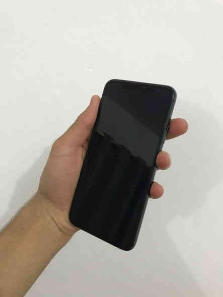 ايفون 11 برو ماكس ذاكرة 512 / بطارية 82
الجهاز نضيف 100% 
ومامرفوع فقط مبدل شاشه اصليه ( تفصيخ )
كارتونته موجوده (4 كفرات هدية)
500 الف وبي محال
ديالى الوجيهية
***********
