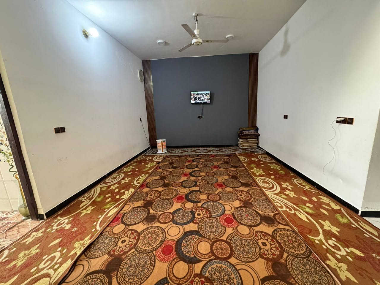 للبيع بيت مساحه 150 متر
طابو زراعي سند 25
طابقين 3 غرف نوم 
استقبال هول مطبخ
صحيات داخليه وخارجيه
1=   طابق الارضي  
غرفتين  نظام سويت استقبال هول 
مطبخ صحيات داخليه وخارجيه
 2=  الطابق الثاني 
غرفه نوم سويت 
هول بيتونه 
البيت كامل مواصفات 
البيت كامل ارضيه جدران 
الكراج كامل السطح 
مابي اي نقص 
العنوان ابو غرق شارع
 الامام نهايته 
حي هيثم الجبوري

                     مكتب سومر 
_____________________________________
   *********** ///  ***********
=============================
