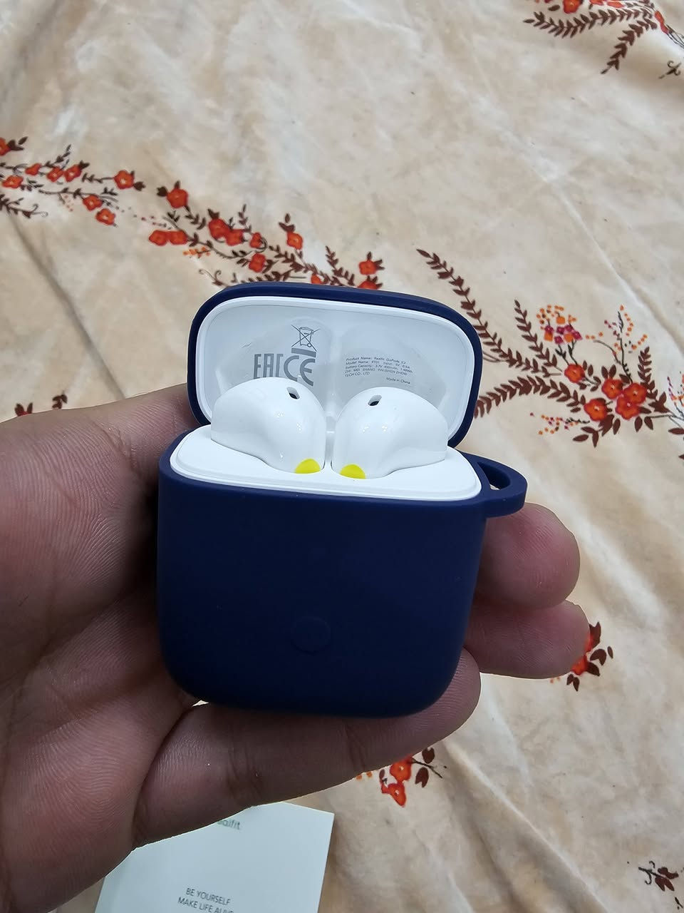 سماعات من شركة Realfit السعر 10 الاف
جديد غير مستعمل 
يوجد توصيل لجميع محافظات العراق 
التواصل خاص او ***********
