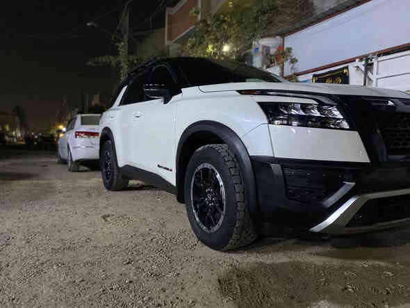 للبيع 
نيسان باثفايندر ٢٠٢٣ 
ماشيه20 ml
حادثه قبق الجنطه بدون ارباك

رقم بغداد الدوالي والسياره بسمي

/صور الحادث والسونار مرفوقه مع صور السياره/ 

/سعره  السياره 3 شدات /30ً الف 

ميزات نيسان باثفايندر روك كريك 2023 هي كالتالي:

# المحرك
- محرك بنزين سعة 3.5 لتر، 6 أسطوانات، بقوة 284 حصان ¹.
- ناقل حركة أوتوماتيكي ب 9 سرعات ¹[3).

# التصميم الداخلي
- مقصورة فاخرة بتصميم أنيق ومريح ¹.
- مقاعد من الجلد مع مساند ذراع ¹.
- نظام تحكم أوتوماتيكي بالمناخ ثلاثي المناطق ¹.
- شاشة معلومات ترفيهية مقاس 8 أو 9 إنشات ¹ ².

# السلامة والأمان
- وسائد هوائية ¹.
- نظام الفرامل المانعة للانغلاق ¹.
- نظام توزيع قوى الكبح إلكترونياً ¹.
- نظام التحكم بثبات المركبة ¹.
- كاميرا محيطية ذكية مع نظام كشف الأجسام المتحركة [2).

# التكنولوجيا والترفيه
- نظام صوتي من 6 سماعات أو 12 سماعة من Bose ¹.
- شاشة عرض معلومات السائق مقاس 7 أو 12.3 إنش ¹.
- منافذ USB وبلوتوث وشاحن لاسلكي ¹.
- نظام ملاحة وتقنية البلوتوث ¹.

# الخارجي
- مصابيح أمامية LED ¹.
- عجلات معدنية مقاس 18 أو 20 إنش ¹.
- مرايا جانبية كهربائية مع إشارات انعطاف ¹.
مكان بغداد: اصليخ 600

‭0771 625 7402‬
