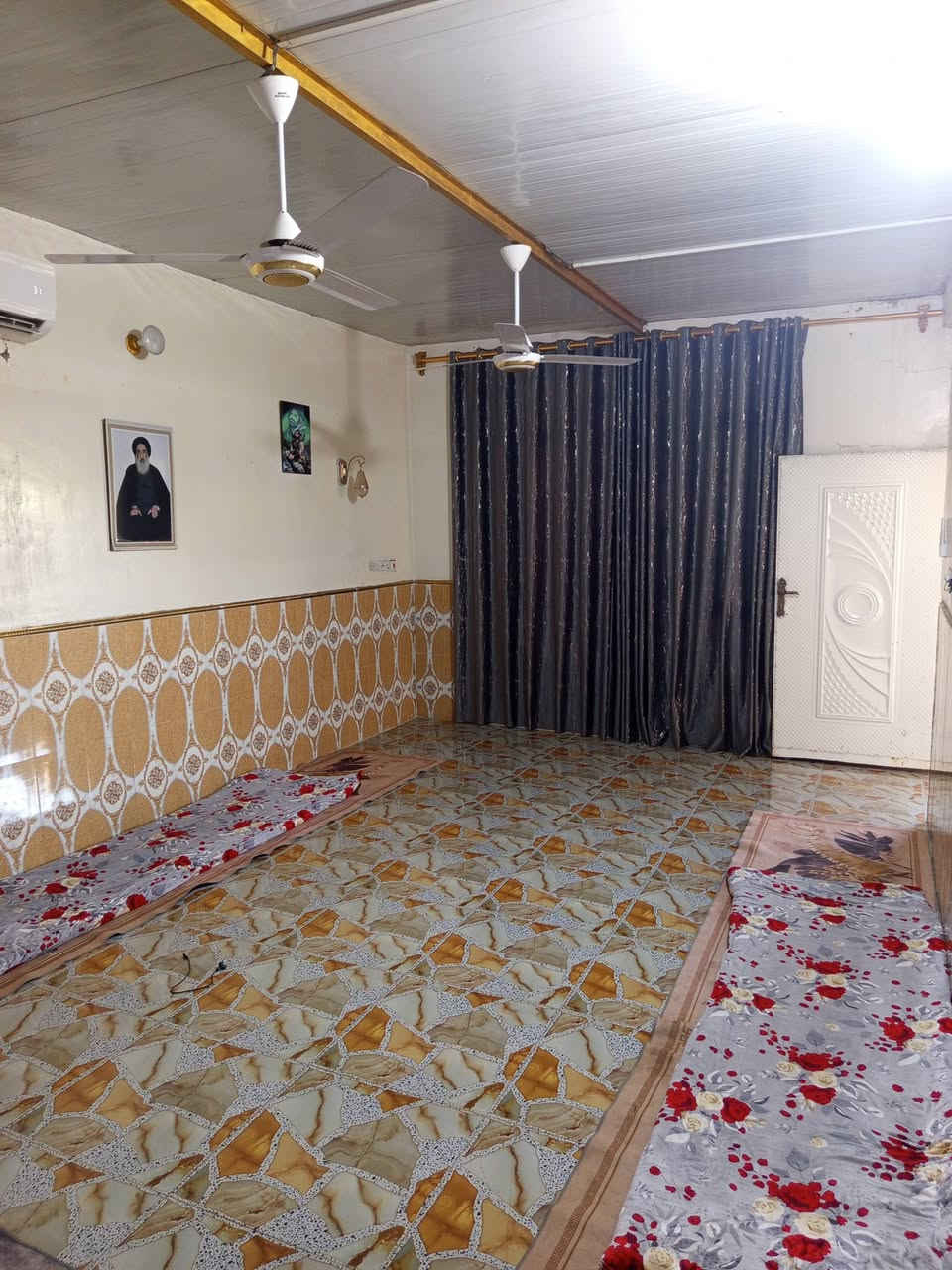 سلام عليكم دار للبيع مساحه 300 متر طابو زراعي سند 25ركن 
واجه البيت 15متر ×نزال 20
يحتوي على غرفتين 5×4
صاله 4×8
مطبخ4×4
ستقبال 6×4
حمام داخلي وصحيات خارجيه 
لبيت بي كراجشياره11×5 وبي سقيفتين 
 حدايق ثنين وحده داخليه وحده خارجيه
وتركخلفي مساحته متر بيت جاهز وبناء كله درجه اولى مناحيه لبناء وسيراميك كله درجه اولى كهرباء تيل باب لبيت مي البي يبعد نص متر يبعد عن شارع لعام  500 متر مكان دار خلف حسينيه جوادين قرب محطه الغياث لاستفسار الاتصال ***********
