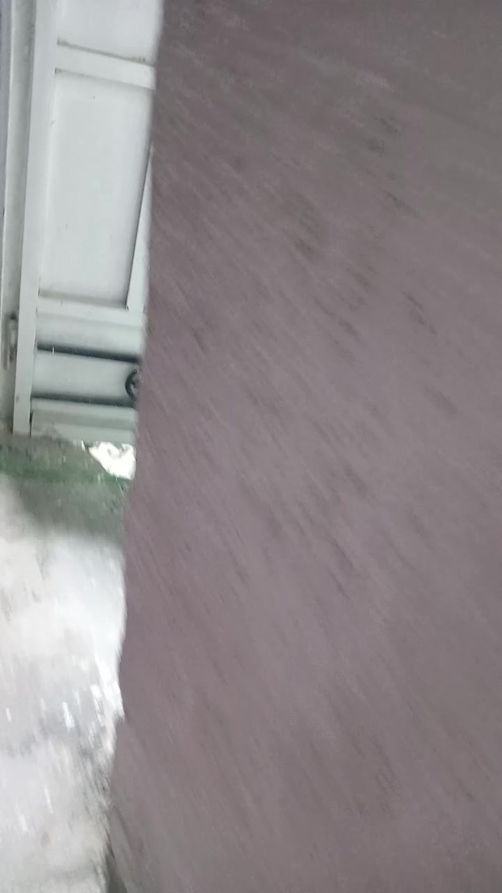 بيت للبيع مساحة 90 متر تجاوز قرب داءرة الكهرباء الخطيب 20 متر عن الشارع العام للاستفسار الاتصال ***********
