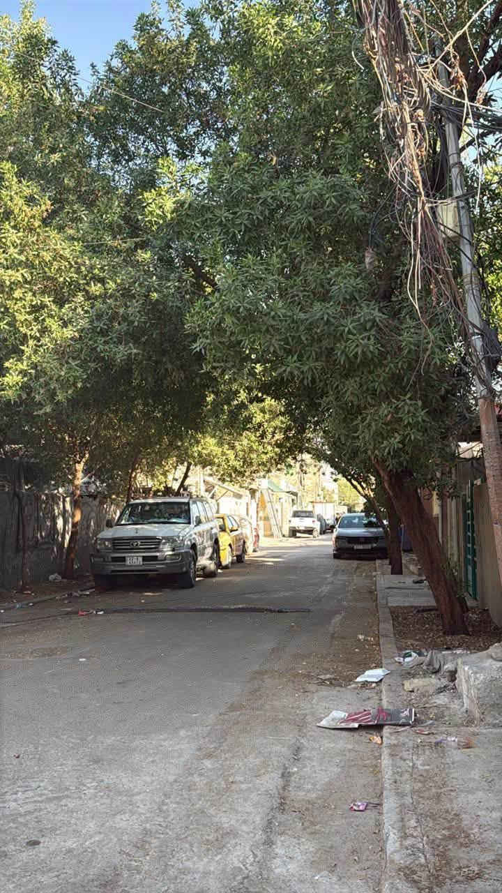 السلام عليكم بيت ١٠٠متر بحي البساتين حي الاكراد المربع الاول للبيع السعر  ع خاص او اتصل ***********
