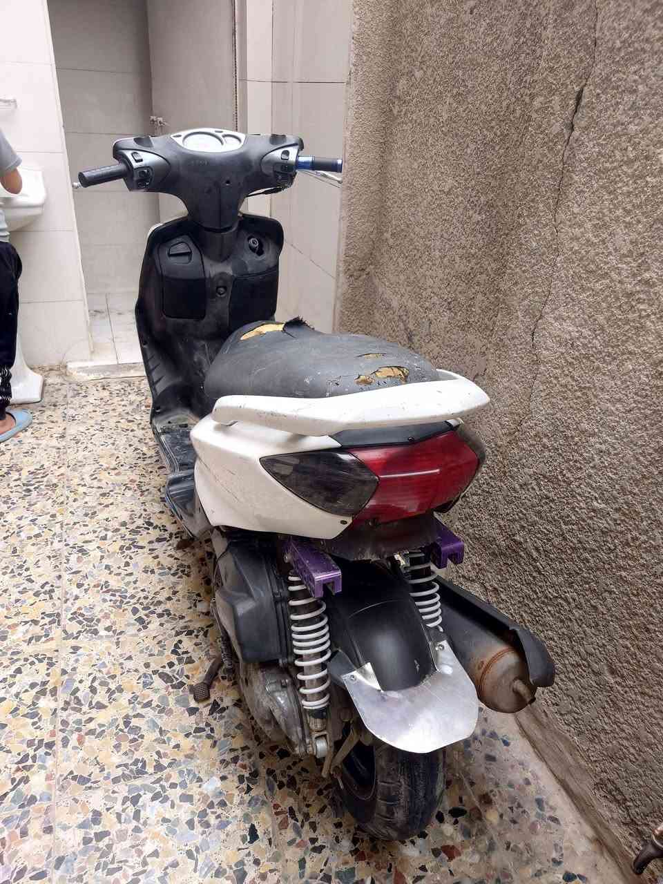 السلام عليكم
سكنس نثية للبيع السعر 300
لايت إشارة
بريك امامي خلفي 
نكره سلف 
مكينة لا تاخير ولا تبخير
رون السرعة يحتاج قمجي
الامين الثانية 
***********
