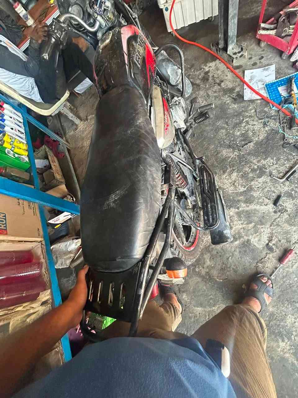 لسلام عليكم دراجه بوكسر جبلي مديل 2021/12/2021مرقم رقم بغداد باسمي تحويل ثاني يوم دراجه بيهة خيط تبخير ومشكله بل تنمير بس تمشي طبيعي يعني تصرف عليهة شي بصيط وهاي هيه كدام عينك هاذا رقمي ***********
