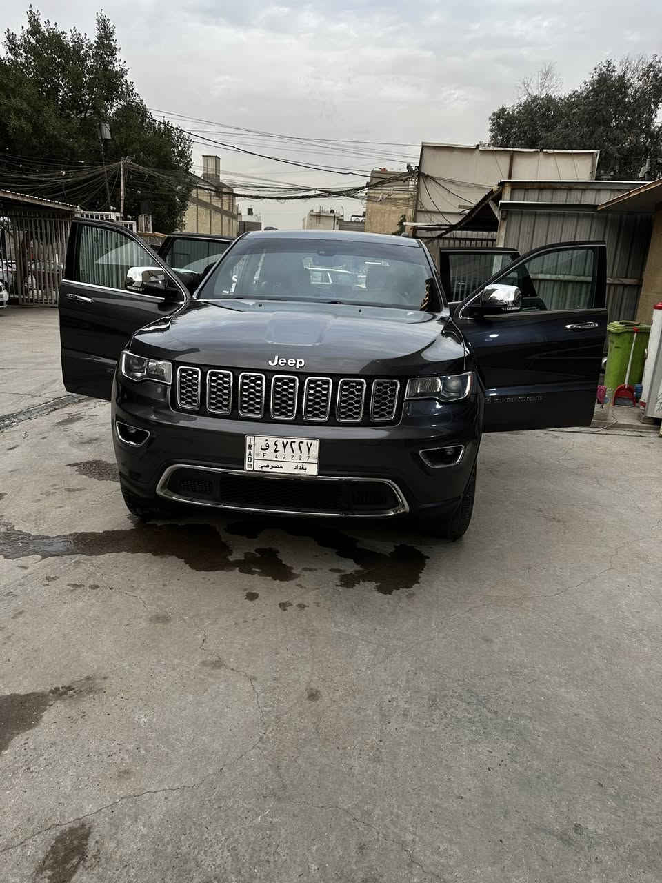 السلام عليكم عندي جيب موديل 2020 لمتد فول موصفات مكينه 6 سلندر حادثها جاملغ وبنيد  ومبدلات نفس اللون ماشيه 30 الف ميل جديده جدا وعليها تغليف بلكامل pbf رقم بغداد والتحويل ثاني يوم مكان السياره بغداد الكراده السعر 225 ورقه وبيها مجال جدا بسيط للاستفسار الاتصال ***********
