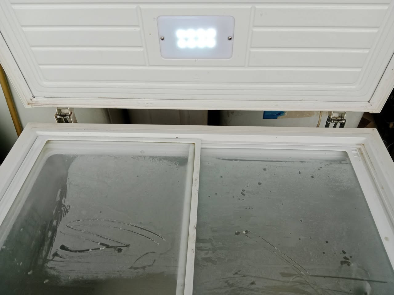 السلام عليكم مجمدة الحافظ 10 قدم للبيع شغاله 150 الف حله شارع 80 قرب ميزانيه وبلنص  ***********
