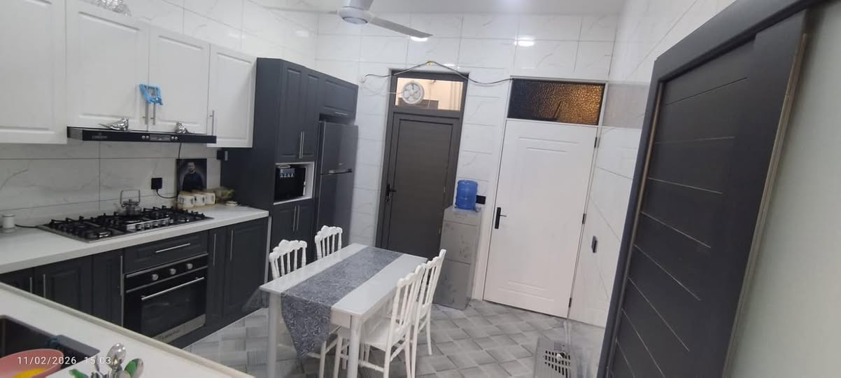 السلام عليكم
للبيع الموقع دور الزراعة الثانية خلف مكتب الريان فرع الصيداية
المساحة (144)م الواجهة(8)م النزال(18)م بناء حديث2025
مطبخ(4×340)م
استقبال(4×6)م
صالة داخلية معزولة(5×4)م
خرف نوم عدد2(4×425)(4×325)م
منور خلفي(4×150)م
منور داخلي(2×1)م
حمام طابق اول(250×150)م+حمام طابق ثاني
ارتفاع السقف(315)م
بيتونة كبيرة+صحيات
المواصفات
الكهرباء بواري سعودي الفنار الاصلي تأسيس نضام خطوط  الاحمال الثقيلة نقاط الاصلي الثقيل تأسيس الماء و المجاري الاصلي المصري الشريف نضام دكت مبردة كبيرة للغرف و الصالة استقبال جبسبورد +انارة مكنتك O ZN الارضية بورسلين هندي ثقيل الاصلي وكالة(يتاكيا)
سيراميك جدار الصحيات +مطبخ هندي وكالة(يتاكيا)
السطح+البيتونة شتايكر
رقم للاتصال ***********
