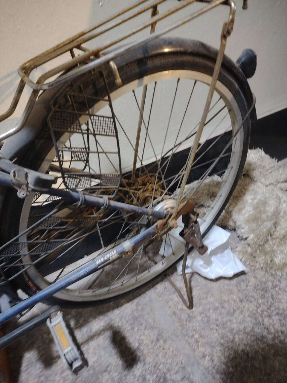 سلام عليكم بايسكلي للبيع متروك فتره حالته هذه سعره ٥٠ الف نهايته ٤٥ محتاجهن رقمي واتساب *********** مكاني قبله ليريده يراسلني
