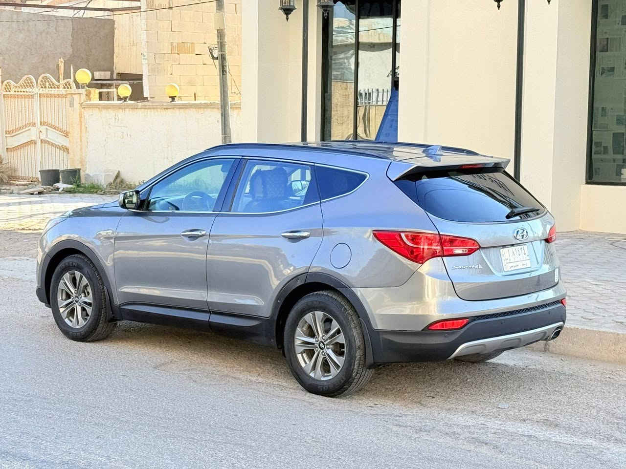 سنتافي موديل 2016 وارد امريكي سعر 130  مع المجال للاستفسار *********** حادثهه شي بسيط   داير جاملغ خلفي بدون داخل وبيهه باب كلير السياره جديده بمعنه الكلمه ماشيه 64 حقيقي  مواصفات كامره خلفيه داوره تحكم استيرن جهتين مثبت سرعه فورويل حداديه  تخم تاير ويل كب كروم حساسات كشنات كهربائي داخل بيجي. تبريد قطعتين ثلج تدفئه شغال مكينه 2400 وكير وضع الشركه مكفولات من الفتح منضومه زينون  السياره جاهزه اي نقص مابيهه سنويه لل28 تحويل مباشر مكان السياره كربلاء
