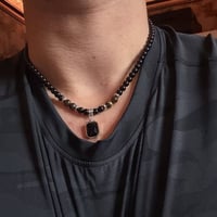 قلادات رجاليه مميزه جدا  قلاده من الحجر الأسود الفخم  و قلاده على شكل ...