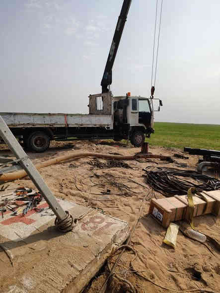 ⚡🚰 صيانة بوردات سيطرة لمضخات ومرشّات في صحراء كربلاء

تم بحمد الله تنفيذ أعمال صيانة لبوردات السيطرة الخاصة بالمضخات والمرشّات في منطقة صحراء كربلاء، مع فحص المنظومة، ومعالجة الأخطاء اللي سببت توقف بعض الخطوط.

الشغل شمل:
🔧 فحص البوردات الكهربائية ومعالجة القطوع.
🔧 إعادة تنظيم الربط وتصحيح الأخطاء القديمة.
🔧 صيانة الكونتاكتورات، الأوفرلود، وحمايات البورد.
🔧 التأكد من سلامة خطوط التغذية وتحسين الأداء العام للنظام.

واحنا مستعدين نوصل لأي مكان داخل كربلاء ونقدم:
✔️ صيانة بوردات السيطرة
✔️ إنشاء بوردات جديدة حسب الطلب
✔️ تأسيسات كهربائية كاملة للمضخات، المرشّات، والمواقع الميدانية
م / كان العمل فقط حل المشاكل وتشغيل المضخات و المرشات في ما بعد يتم استبدال بوردات بعد موسم الحصاد

🔌 البخيت للأنظمة الذكية والتأسيسات الكهربائية
✍️ بإشراف المهندس مرتضى
📞 ***********
📞 ***********
