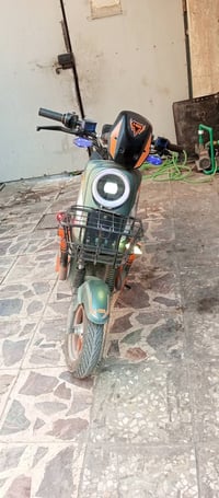 دراجه شحن HIS. H900 معروفه مواصفاتها  بيها اربع اشاير  لايت امامي زنون...