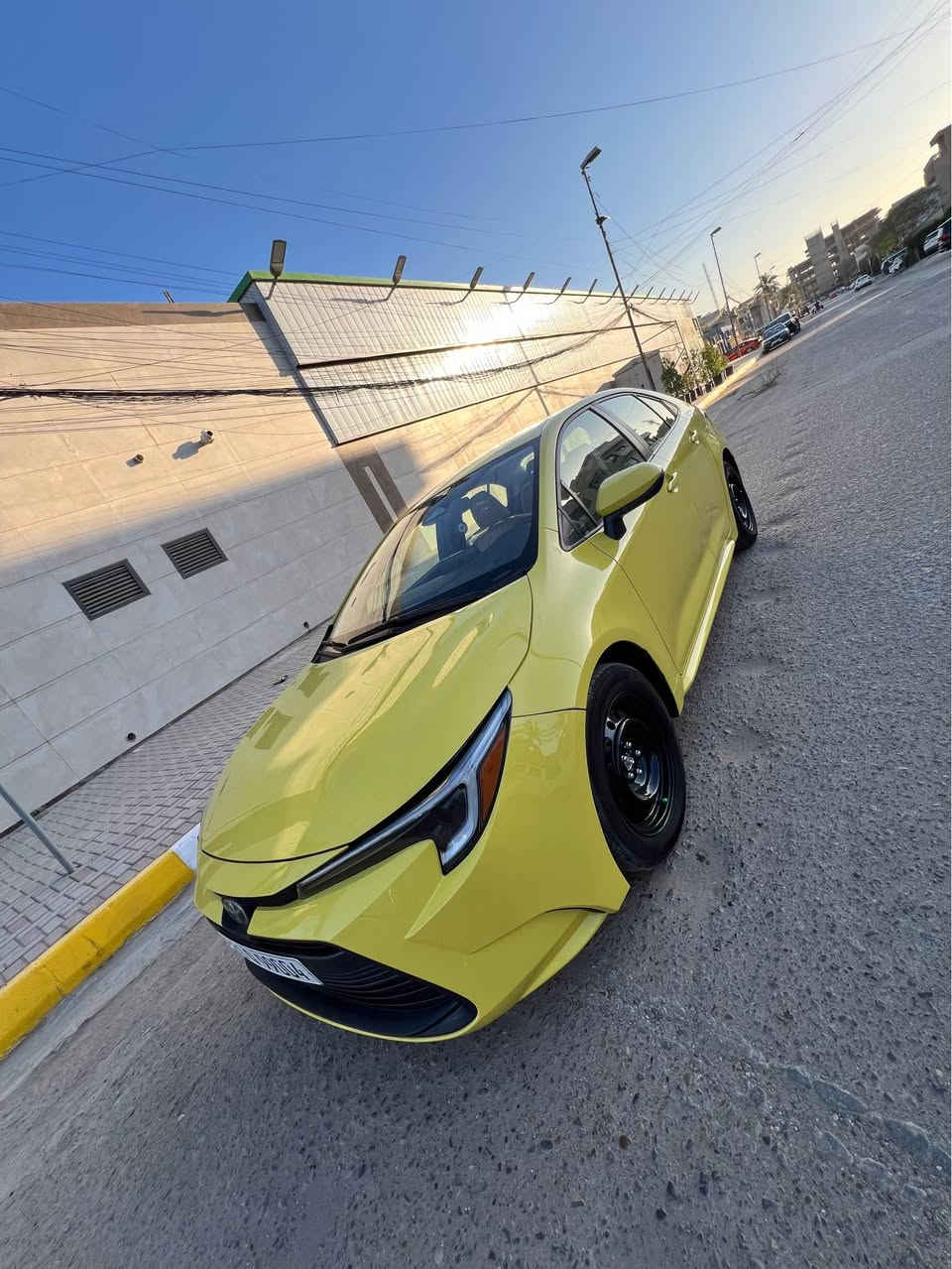 السلام عليكم 
تيوتا كورلا موديل 2023 
محرك 1800 هايبرد 
ماشيه. 15 mi
رقم بغداد خصوصي  باسمي سياره جديده 
حادث  طخطخات   وتبديل   قطع
لغد وشواصي مكفولات
كير ومكينه وحدايده مكفولات
السعر 145  $وبيه مجال قليل 
العنوان   بغداد 
للاستفسار  : *********** بغداد, العراق
