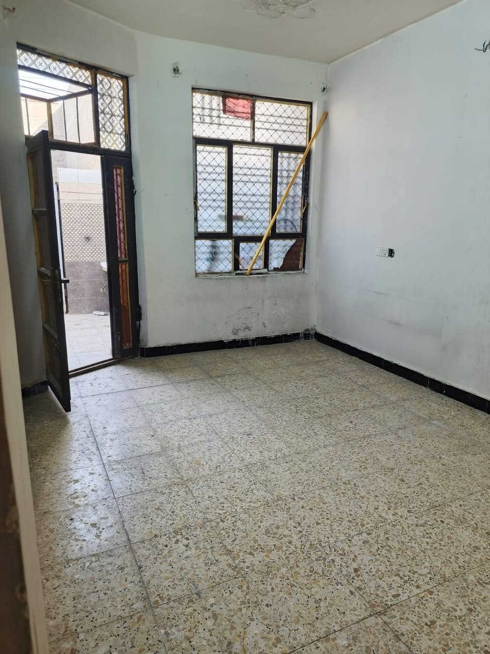 دار للبيع بغداد سكينه الزراعي شارع المكاتب ٢ /١١ مساحه ١٠٠ م ٥ *٢٠ طابق ١ سعر ٨٥ وبي مجال للاتصال *********** غير متواجد على النت يرجى الاتصال
