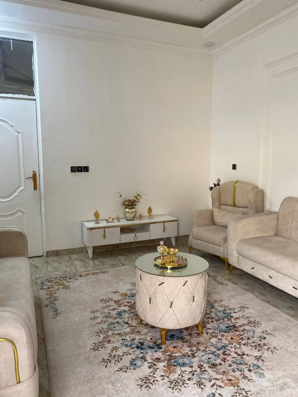 يا الله عرضنا لهذا اليوم بيت للبيع طابو زراعي سند 25 
  طابق  واحد 
المساحه 170متر 
يحتوي على   2 غرفه نوم  ومطبخ وصاله وصحيات داخليه وخارجيه 
بناء 
2020
الموقع
 الشارع الرابط بين شارع 80 وشارع 100 
مقابيل الملعب 
السعر 
130  وبيه مجال 

للاستفسار الاتصال على الرقم ***********

