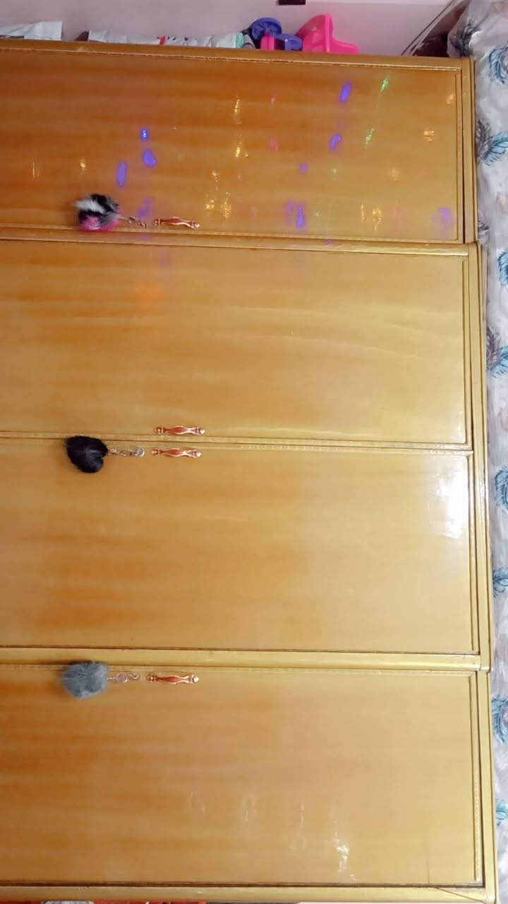 غرفه للبيع  السعر 500 وبيها مجال ***********
