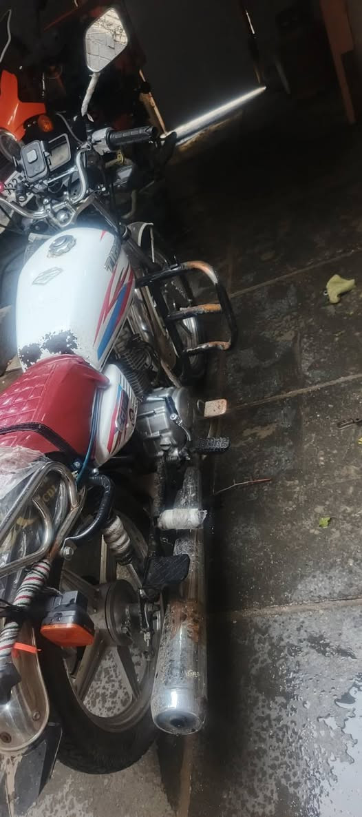 سلام عليكم دراجه ايراني 4 كير نضيفه مفتوحه فيلسه بس شلعه ومعدل تخبل بدون اوراق مكاتبه اكفلك من سرقه موديل 21  دراجه تخبل سعره 450 وبيه مجال ***********
