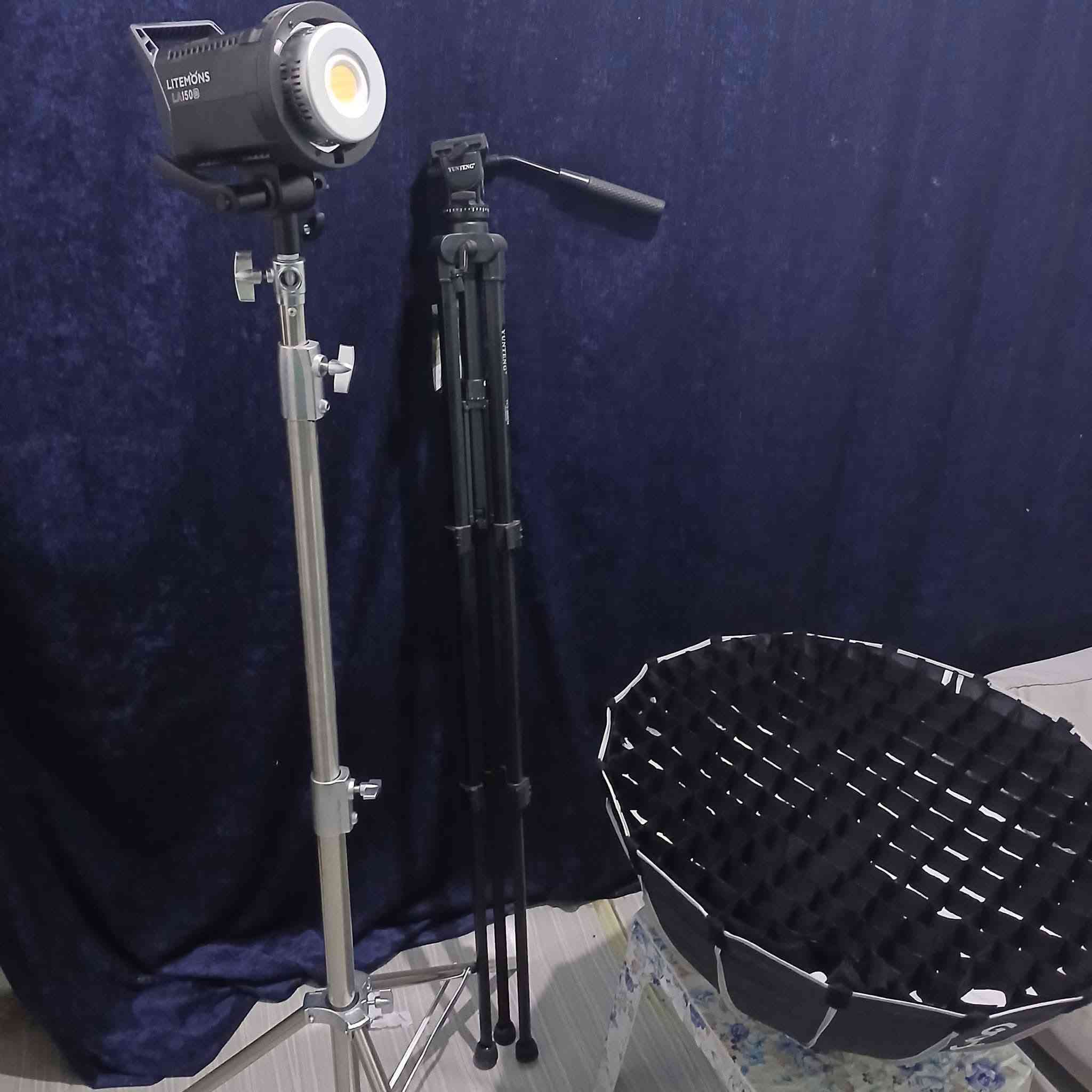 كاميرا  سوني ZV-E10  + معدات تصوير للبيع
كاميرا  سوني ZV-E10 
إضاءة Godox la150 bi
سوفت بوكس godox حجم 70
سوفت بوكس عادي حجم صغير مع ستاند
ستاند كاميرا هيدروليك 
ستاند إضاءة 
مايك Rode go ii

اغلب الكراتين متوفرة  اشتريتهن احلى اصنع محتوى لمحل و بعدها ابو المحل ماراد الشغل ،للعلم ابد ما استخدمتها و لا بيهن اي ضرر و تصوير قليل مامستخدمها هواي و المايك كذلك

اشتريتهن قبل سنتين تقريباً و مااعرف جكد يسون هسة ،اكتب السعر و ما نختلف ان شاء الله
للتواصل من خلال الواتس اب ***********
