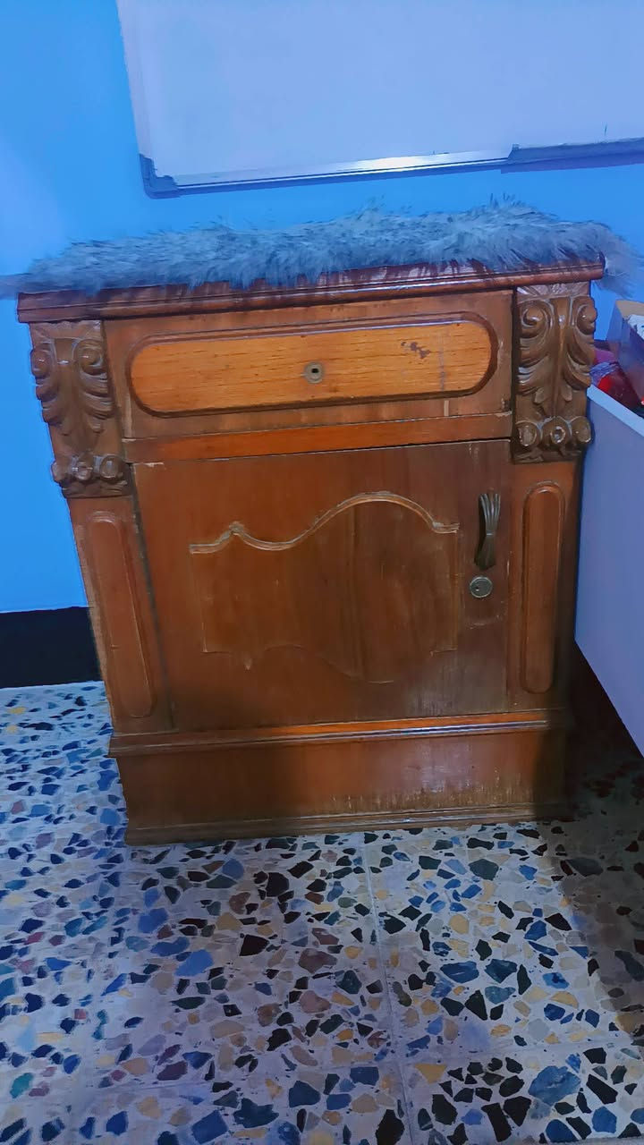 غرفه اخشاب للبيع ضخمه صاج ثقيل عوزه شوي ترتيب بسيط سعره 350 وبيه مجال بسيط ***********
