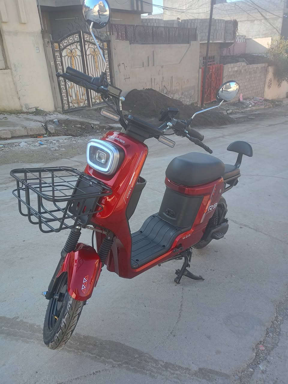 السلام عليكم
دراجه شحن للبيع 
نوع R9من شركة KOREA MR 2025
مستخدم شهر فقط
موصفات الدراجة 
أربع بطاريات دبل 22امبير شرط على فحص 
اربع سرعات السرعه 99حقيقي 70
يمشيك اكثر من 40كيلو بل شحنه الوحده
ثلاثة انضمة تشغيل سويج بصمه وكارت 
لايت عالي ناصي زينول 
دبل اشاره 
بك لايت رياضي 
بريكات دهن امامي خلفي 
الدراجه جديده بمعنه الكلمه 
السعر 500وبي مجال توصل خاص مفتوح 
رقم الهاتف ***********
مكان موصل الايمن
