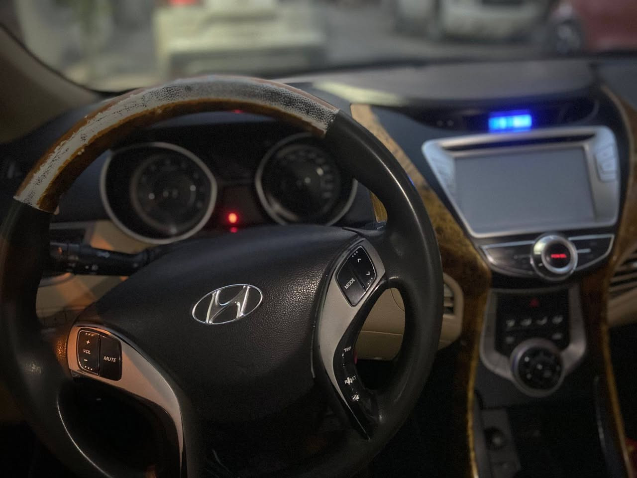 سلام عليكم
النترا ٢٠١٤ خليجي ١٦٠٠ 
مكفوله من الضربه ماعده الدوس 
وشويه تكشير بسيط مبين بل صور 
مكينه كير خير من الله كامله السياره 
ماعده اشكم ملاحظه بسيطه 
العنوان بغداد 
الرقم ***********
مكلف بل نشر اتصل
