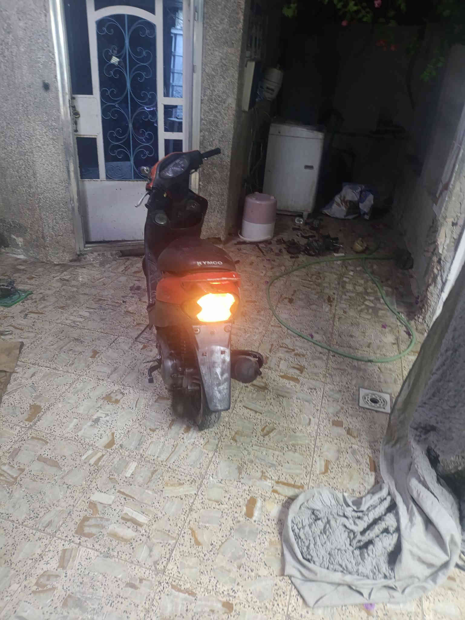 سلام عليكم دراجه كامكو خبط دراجه كابريتر وصخه أنه ابيع كومه حديد السعر 100قفل رقم  ***********
