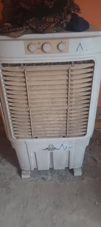 كونفيره ماطور عاطل بداخلها مع واتربم٢ شغالات  قيم واخذ   ارتفاع متر وخ...