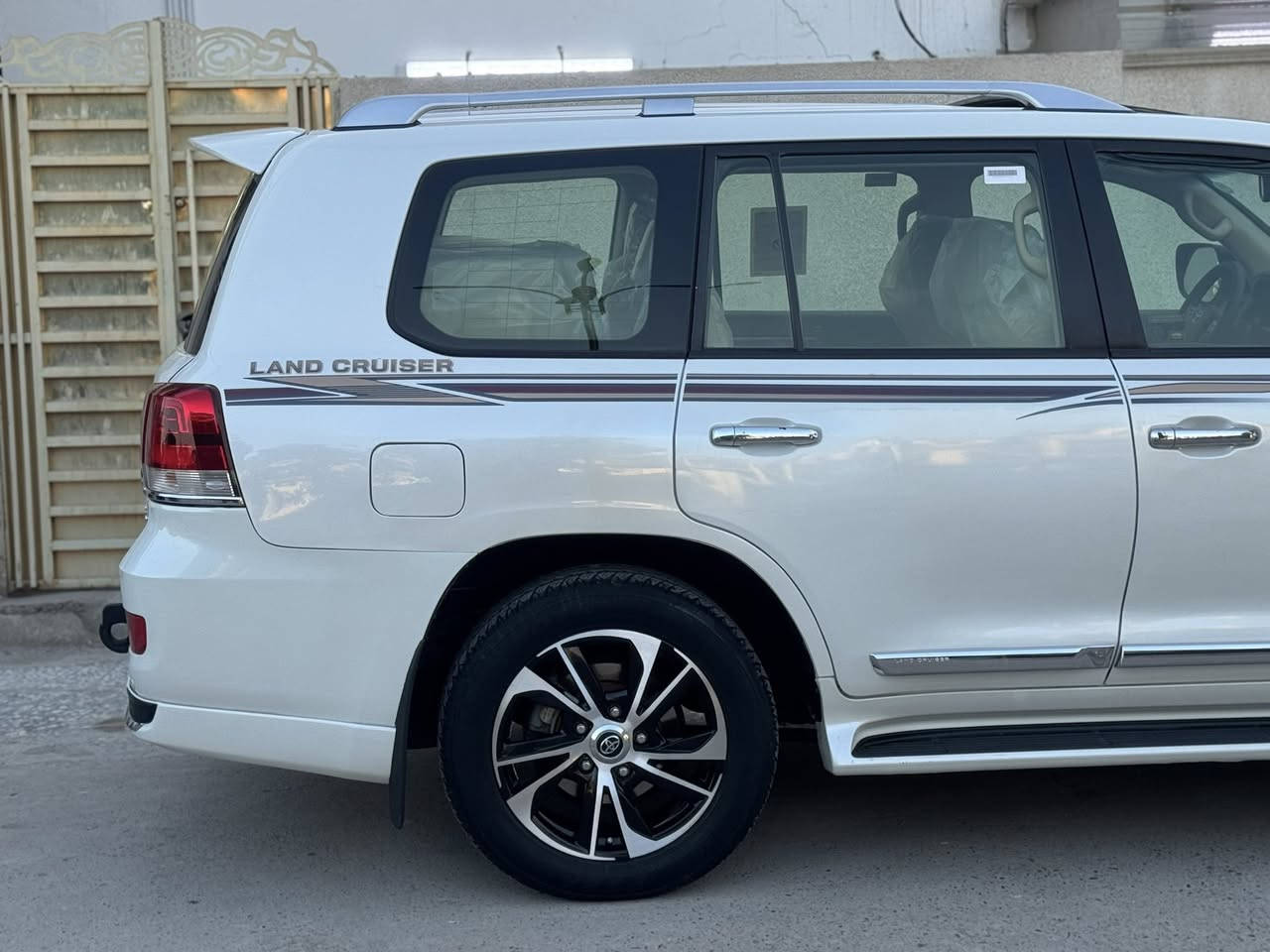 السلام عليكم 
لاندكروز 2016 فطيم اصل باب اول
محدث شباك ويل فقط موديل 21
فول مواصفات 
ماشية 128 الف كيلو 
رقم بغداد بسمي
سلايد روف 
شاشة كبيرة
4 كامرات 
مكينه 6 سلندر 4000 شرط بلاد
حساس امامي خلفي
زراك لايتات
لايتات زنون  
تبريد منفصل 3 قطع
تشغيل عن بعد
كشات جلد وكهرباء
السيارة مابيها نقص كير محرك صدر تايرات كلهن 100‎%‎ على وضع الوكالة
بيها صبغ نص الابواب وهلال جاملغ الخفلي الداير فقط  جهة الصدر اثر شخط 
وعندي الفديو قبل الصبغ مال الشخط 
السعر 435 وبيها مجال 
***********
اعتذر عن المراوس ففط بيع
