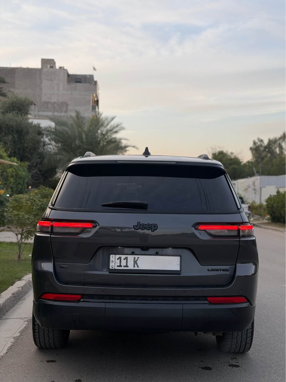 ✨ يا الله السلام عليكم ✨

🚘 جيب جراند شيروكي – Grand Cherokee L
📅 موديل: 2023
⛽ بنزين
👨‍👩‍👧‍👦 7 ركاب

🔹 المواصفات (فول مواصفات):
✔️ محرك 6 سلندر 3.6
✔️ دفع رباعي
✔️ بصمة أبواب وتشغيل
✔️ شاشة كبيرة نظام ترفيه
✔️ تحكم كامل بالستيرن
✔️ كامرة خلفية
✔️ حساسات
✔️ كشنات VIP منفصل
✔️ كراسي كهرباء
✔️ تكييف أوتوماتيك ثلاث مناطق
✔️ فتحات تكييف خلفية
✔️ سايد بريك كهرباء
✔️ أوتو هولد
✔️ تحديد مسار
✔️ مانع تزحلق
✔️ نقطة عمياء
✔️ وسائد هوائية متعددة
✔️ داخلية فخمة وواسعة

✨ وبعد بيها هواي مواصفات

ماشية 44 الف ميل

حادث السيارة جاملغ فقط ومبدل نفس اللون

✅ رقم بغداد باسمي تحويل ثاني يوم

🌟 السيارة نظيفة وبعد أحلى من الصور وبالعافية على اللي ياخذها

💰 السعر: 312 ورقة
🔻 بيها مجال بسيط

📞 للاستفسار: ***********
📍 العنوان: بغداد بغداد, العراق

