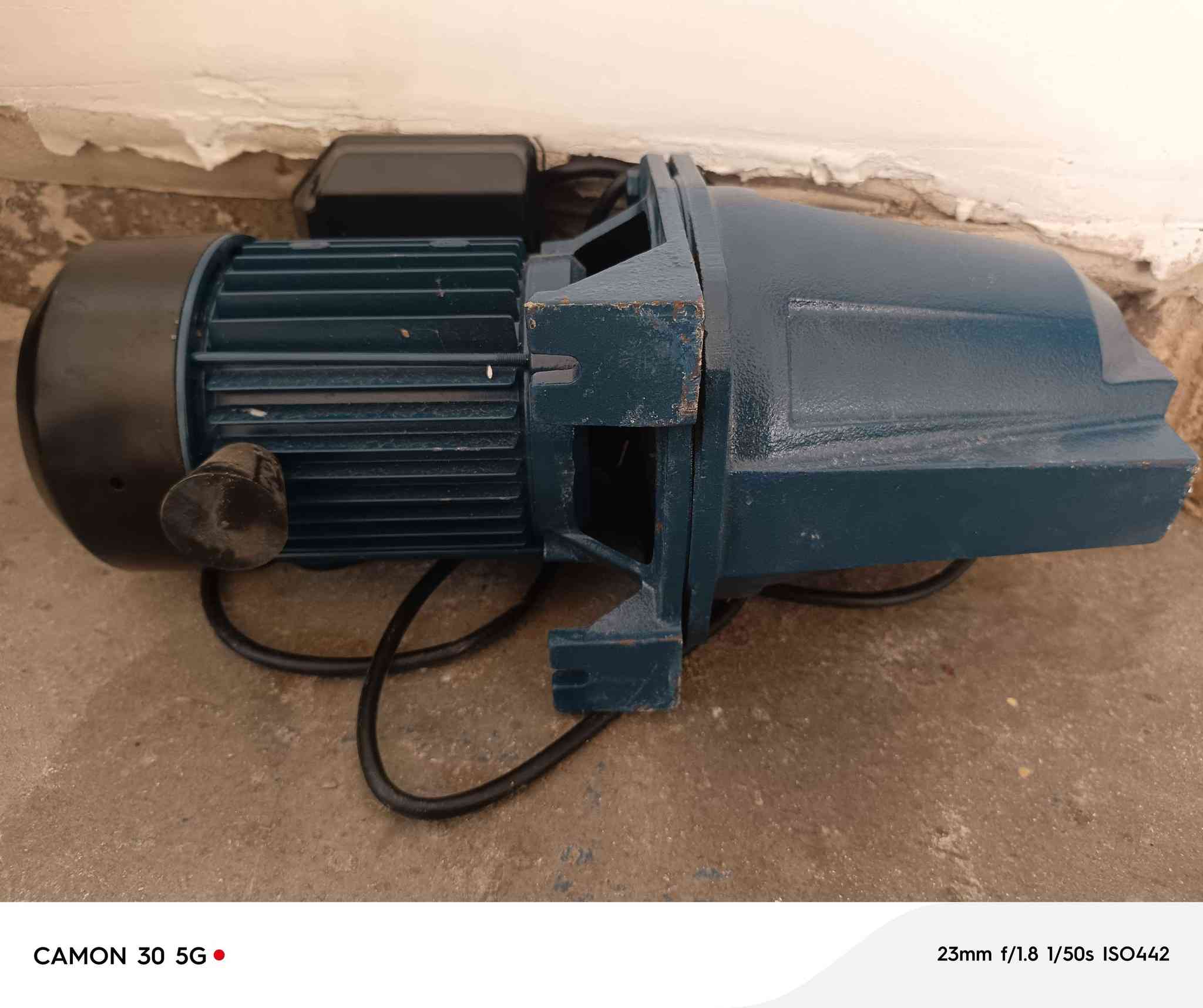 هذه لوحة بيانات مضخة مياه من نوع "جيت" (Jet) ذاتية التحضير من علامة Ronix التجارية، طراز RH-4022.
الطاقة والقدرة: تعمل بقدرة 1 حصان (0.75 كيلوواط) وتستهلك بحد أقصى 1000 واط.
الأداء: معدل تدفق يتراوح بين 0.3 و 3.0 متر مكعب في الساعة، مع أقصى ارتفاع للرفع يبلغ 52 متراً.
الكهرباء: تعمل بجهد 220-240 فولت وتردد 50 هرتز.
المواصفات الفنية: سرعة دوران 2850 دورة في الدقيقة، وتصنيف حماية IP44. الفلوجة, الأنبار


**إذا كنت صاحب هذا الإعلان وتريد حذفه لأي سبب، رجاءا أرسل رسالة إلى الدعم الفني**