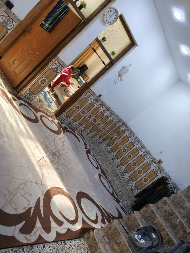 السلام عليكم
بيت للبيع بداية شارع المراسمه
 قرب الدفاع المدني 
سند ٢٥ 

المساحة ١٨٠ متر  طابقين 
الطابق الأول بناء طابوق جمهوري 
غرفتين وحولي وصحيات ومطبخ واستقبال 
الطابق الثاني غرفتين وصحيات 
للإستفسار اتصل على *********** او مراسلة الصفحة بغداد, العراق
