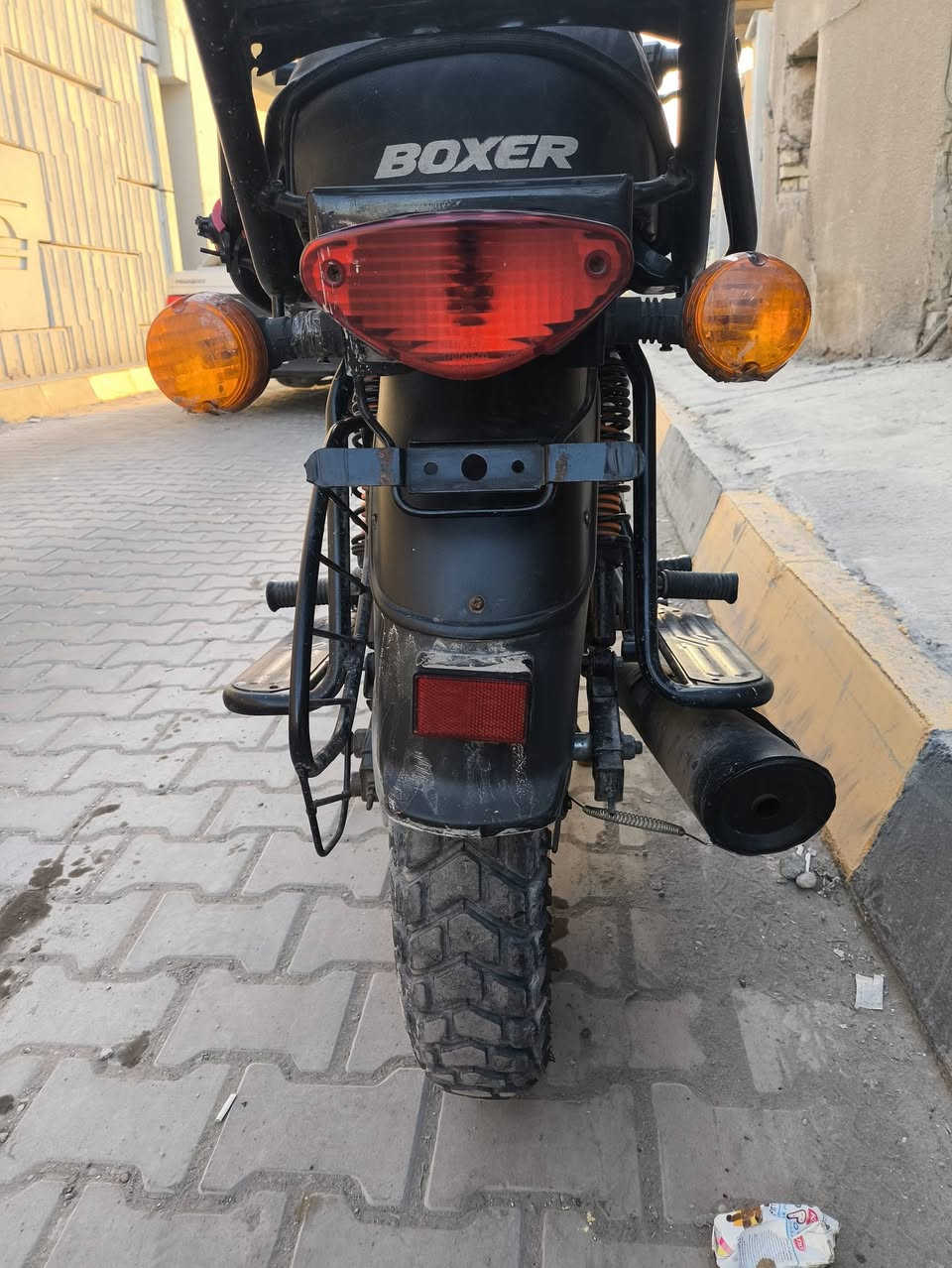 سلام عليكم 
دراجه بوكسر موديل ٢٢ اوراق كامله 
 سلف هندر اشاير لايت بگ لايت شغالات 
الدراجه مجفته
الون ابيض بيها طعجات بالتانكي غير هذا الشي كلشي مكفول 
مكاني بغداد الوشاش قريب ع الإسكان 
رقمي ***********
سعره مليون وبيها مجال
