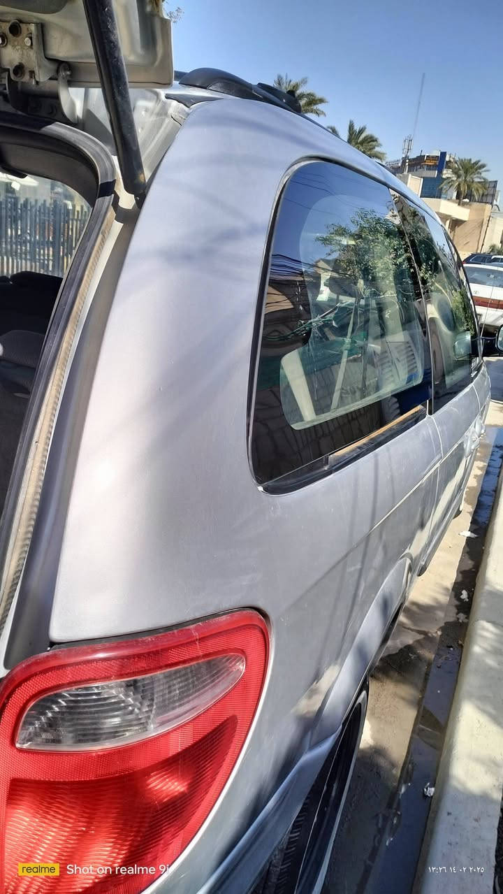 السلام عليكم دوج كرفان ٢٠٠٧ نوع طويل تبريد ثلاث قطع شغال كير محرك حداديه شغاله بيها منضومة غاز ٦٠ لتر شغاله حادثها باب سلايد يمنه مصلح ومصبوغ والباقي على البلاد للاتصال على الرقم 
*********** مكاني بغداد
