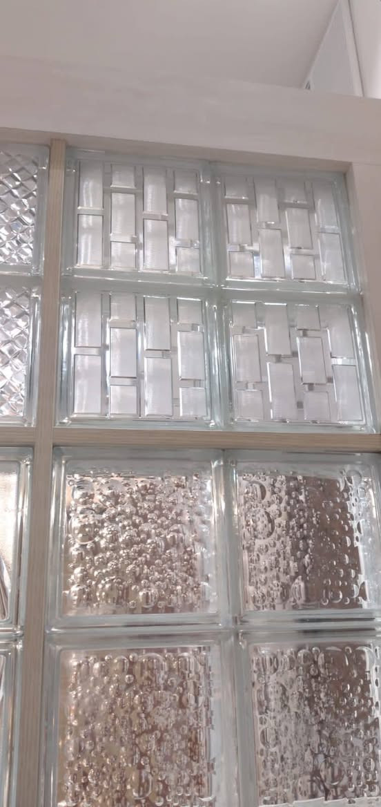 طابوق زجاجي للشاورات وللقواطع ....مفرغ من الهواء مانع للحراره يدخل الاناره الطبيعيه .....*********** ..واتساب
