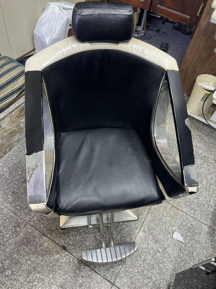 السلام عليكم 

مرايات عدد2

كراسي عدد2

كومدي عدد2

فاترينات عدد2

عنواني بغداد مدينه الصدر قطاع 57

وهاذا رقمي متواجد واتساب ***********
السعر على الواتساب
