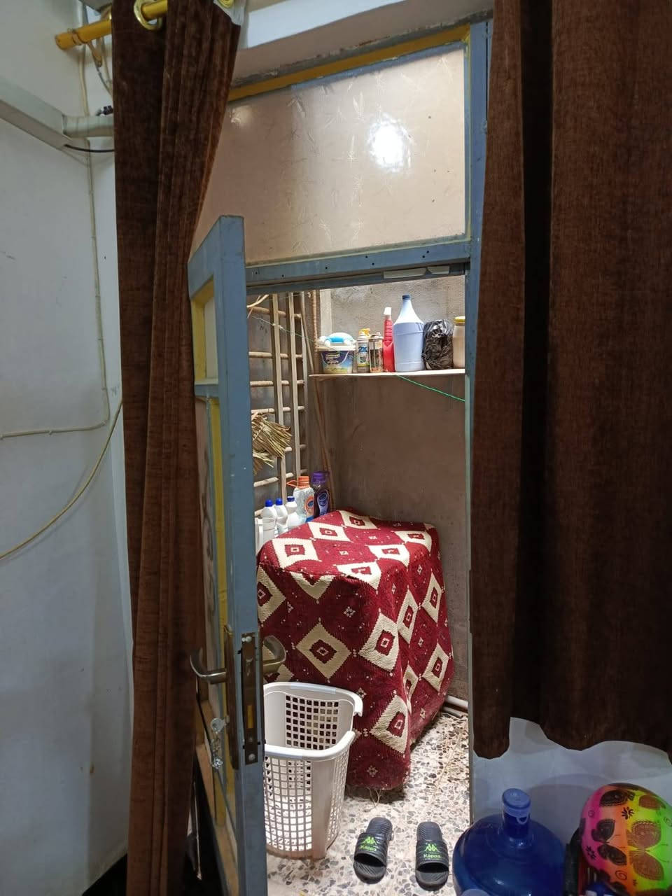 السلام عليكم بيت للبيع المساحه ١٠٠ متر طابقين البراكيه شارع المطار القديم َمقابيل نهايت شارع علكم طابو زراعي سند ٢٥ اساس صب كونكريت سقف صب كونكريت بناء طابوق البيت كامل من كلشي يحتوي على غرفتين استقبال صالتين مطبخ صحيات عدد ٣ السعر ٨٠ معه المجال الاستفسار على الرقم ***********
