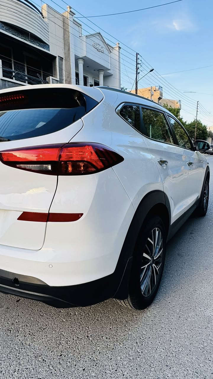 سلام عليكم 
للبيع هونداي توكسان موديل 2020 
فول مواصفات عدا البانوراما 
لايت خمس عدسات 
بيه صبغ نصف باب خلفي  ربع  بنيد صبغ 
تعديل بارد بيه  
ماشيه 113
المواصفات : 
* محرك :2000 دوش 
* بصمه 
* كراسي كهرباء 
* تبريد قطعتين 
* اشاير بلمري + المري شفط
* حساسات
* اناره LED اماميه وخلفيه 
* شاشة + كاميره + كاربلي 
* شاحن وايرليست 
العنوان : بغداد -  حي جهاد- الاطباء  
السعر : 187ورقه وبيه مجال 
باقي التفاصيل الاتصال ؏ الرقم او واتساب
***********
