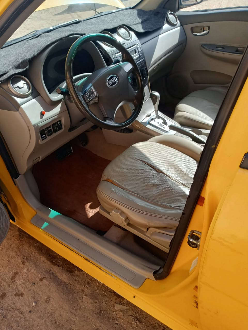 بي وايدي جي 3 بسمي رقم بغداد انكليزي هزة جديدة مصفرة هيئة وا غرامات سيارة بيها ثنين جاملاغات مبدلات اثر خياس مسويلها ادامه عامة بور وا مشط واتربم رولات قوايش نوزلات برشر بريك وعنبار جديد تايرات امامي جديد  صدرها جديد المحرك جيد جدا  النقص اللي بيها الكير بي عتة وجامه سلايد مكسورة وريمون البصمه فقط رايدها 38  وبيها مجال رقمي ***********
