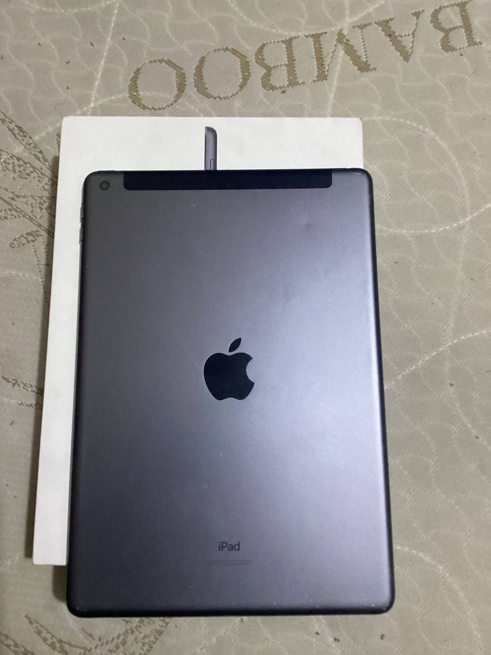 ايباد 9 ذاكرة 64 سيم كارت و واي فاي
مبدل كلاس و البصمه واكفه الدكمه شغاله و كلشي شغال الايباد يجي وياه الكارتون بس 
سعره 200 و بيه مجال قليل مكاني بغداد
***********
