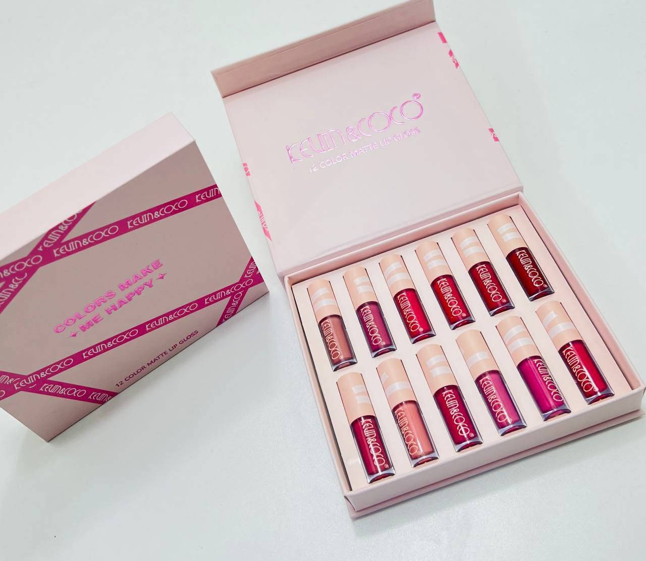لجمال ينبض بالأنوثة.. تدللي ويّا أحلى كولكشن حمر! ✨💄
لكل بنوتة عراقية تدور على الأناقة والجمال والثباتية، جبنالچ بكج الحمر الفخم "12 COLOR MATTE LIP GLOSS" من الماركة المتميزة KEVIN & COCO مثل ما تشوفيه بـ "image_2.png"! 😍
ليش هذا البكج راح يصير إدمانچ الجديد؟ 🤔
 12 لون يجنن ويخبل: الكولكشن يجمع لچ كل الألوان اللي تحتاجينها، من النيود الهادئ للطلعات اليومية والدوام، لحد الألوان الجريئة والملفتة للمناسبات والسهرات.
 مات وثباتية خيالية: حمر مات (Matte) مخملية وثابتة وياچ طول اليوم، والأهم من هذا كله ما تنشف الشفايف ولا تتشقق.
 شكل البكج كشخة وفخم: يجي ببوكس مرتب وكلش أنيق، يعني يفيدچ لـ ميز المراية مالتچ، أو كهدية فخمة ومميزة تسعدين بيها صديقتچ أو أختچ.
الجمال العراقي الأصيل يستاهل هيچ دلال وطلة تموت! 💖
⚠️ الكمية كلش محدودة وعليها طلب مو طبيعي!
📥 راسلينا هسة على الخاص واحجزي بكج الدلال الخاص بيچ!
🚗 (متوفر خدمة توصيل سريعة ومضمونة لجميع محافظات 

#للطلب_دايركت


**إذا كنت صاحب هذا الإعلان وتريد حذفه لأي سبب، رجاءا أرسل رسالة إلى الدعم الفني**