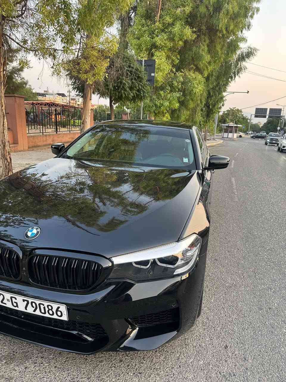 🚗 بۆ تنئۆتۆمبێلێکی بێوێنە لە جوانی و خاوێنیدا 🚗
🔥 BMW 530i - مۆدێل 2018 🔥
ئۆتۆمبێلەکە نموونەیە لە جوانی، سفری شەریکەی (ئەل عروش) بووە. مەسرەفی کاملی تێدا کراوە و بەتەواوی بێ مەسرەفە (یەک دینار مەسرەفی تیا نییە)، ئامادەیە بۆ لێخوڕین.
📌 زانیارییە سەرەکییەکان:
 * مۆدێل: 2018 (سفری شەریکەی ئەل عروش)
 * ڕەنگ: ڕەشی قەتران
 * بزوێنەر: 4 بستۆنی (Twin Turbo) زۆر بەهێز و ئابووری.
 * ڕۆیشتن: 180,222 کیلۆمەتر.
 * بۆیاخ: تەنها ٤ پارچەی لای سەکن بۆیاخە (هەردوو دەرگا و چەمەلەغی پێشەوە و دواوە)، بەبێ ناوگرتن و بێ هیچ کێشەیەک.
 * شێوەی دەرەوە: کیتی (M-Sport)ی لەسەرە، بە ویل و گریلی پێشەوەی ڕەش.
 * لایت: لایتەکانی پشتەوەی گۆڕاوە بۆ مۆدێلی 2022.
✨ مواسەفات و تایبەتمەندییەکان:
 * سڵاید.
 * ناو فۆڕمیکا و کوشن جلد (ڕەنگ قەیسی)، کوشنەکان کارەبایین.
 * ٥ پەردەی بیلاد.
 * شاشەی ئەلیکترۆنی لەگەڵ سیستەمی تەحکوماتی شاشە بە ئیشارەتی دەست (Gesture Control).
 * کامێرای دواوە، ڕادار و حاسەی پێشەوە و دواوە.
 * سوکان ڤۆلیۆم، کروز کۆنترۆڵ (تەحکومی خێرایی) و هەموو تەحکوماتێک لەسەر سوکان.
 * ٤ مۆدی لێخوڕینی جیاواز (Eco, Normal, Sport, Individual).
 * ڕووناکی ناوەوە (Ambient Light) بە چەندین ڕەنگ.
 * سیستەمی ئەپڵ کارپلەی (Apple CarPlay).
 * بەسمەیە و ٣ سویچی بیلادی لەگەڵدایە.
 * سیستەمی Auto Hold و هاندبرێکی کارەبایی.
 * تەبرید مەرکەزی.
 * تابلۆی هەولێرە.
💰 نرخ: 215 و مەجالی تێدایە.
📞 بۆ پەیوەندی کردن:
📱 ***********
📍 شوێن: سلێمانی السليمانية, العراق
