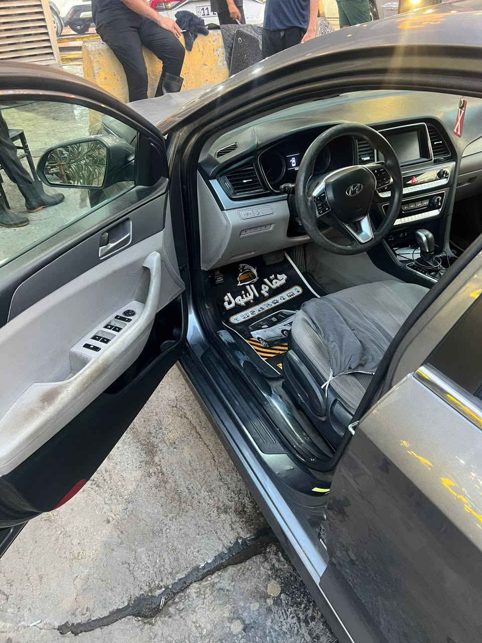 سوناتا 2018 نص فول 
محرك 2400Gdi 
ضربتها بنيد بامريكا ونفسه مصلح وجارد صور الضربه موجوده
ماشيه 75الف مايل 
مواصفاتها معروفه شاشه كامره خلفيه 
رادار جانبي وكلشي واضح بالصور 
السياره تخبل وما تحتاج اي شي 
بيها طخات بسيطه وبارد اقل الشبر بالكرن الخلفي
سنويه وهزه ورقم انكليزي جديد قبل شهر
مكاني بغداد الشعب 
***********
