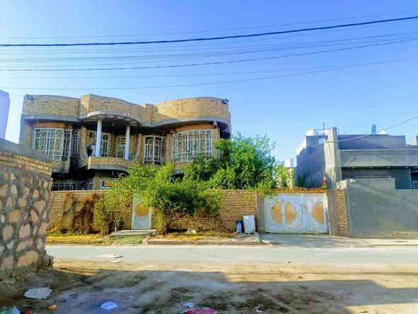 بيت للبيع في مجمع حجي حسين مقابل المستشفى القاسم البلوك الاول المساحه 400م طابقين زراعي سند 25 يتكون من الطابق الاول من صالتين وغرفتين نوم ومجمع صحي داخلي واستقبال مطبخ والطابق الثاني يتكون من غرفتين وصالتين وصحيات والحديقه 140متر لاستفسار
***********
***********
