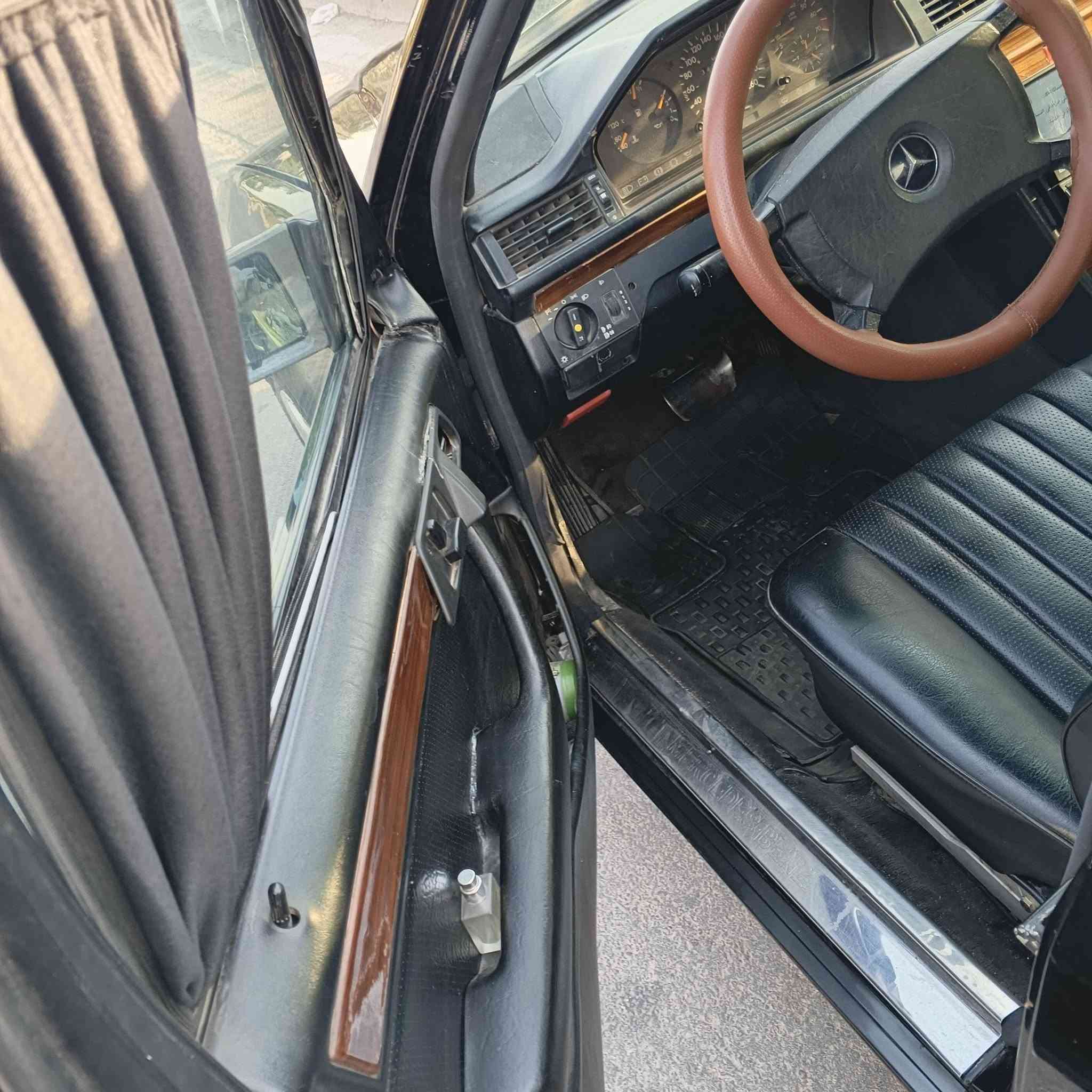 🚗 للبيع: مرسيدس "دب" موديل 1992 (فول مواصفات)
المواصفات العامة:

النوع: مرسيدس دب.

الموديل: 1992.

المحرك: ملكة 2.5 (شغل بلاد، بدون أي جطلات أو ترهيم).

✨ مميزات السيارة (فول الفول):
التحويل: مباشر باسمي (جاهزة للتحويل فوراً).

الكراسي: كشنات كهرباء متحركة.

السقف: فتحة سلايت كهرباء شغال.

التبريد: منظومة كاملة (تحتاج شغل بسيط جداً).

الحدادية: جديدة بالكامل (انسى الطسة).

الحماوة: مستقرة تماماً وانسى شي اسمه حماوة.

العزم: شلعة ومعدل خير من الله، والسيارة مصروف عليها هواي.

💰 السعر وتفاصيل الاتصال:
السعر: 60 ورقة (قفل، فلوس صرفها ما طالعة، وبالعافية على اليشتريها).

الموقع: بغداد - حي الجهاد.

للتواصل والاستفسار: 📞 ***********
