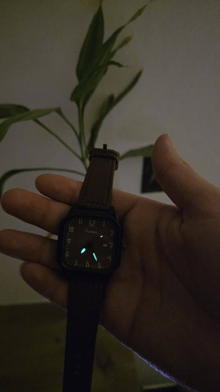 ساعة يد انيقة مربع بحواف ناعمة⌚
▫️مناسبة :كاجوال شبه رسمي✅
▫️ارقام عربيه
▫️عداد تاريخ 📅
▫️الضهر مختم
▫️عقارب مضيئة في الضلام
تصميم كلاسيكي انيق يناسب جميع الاذواق✨


**إذا كنت صاحب هذا الإعلان وتريد حذفه لأي سبب، رجاءا أرسل رسالة إلى الدعم الفني**